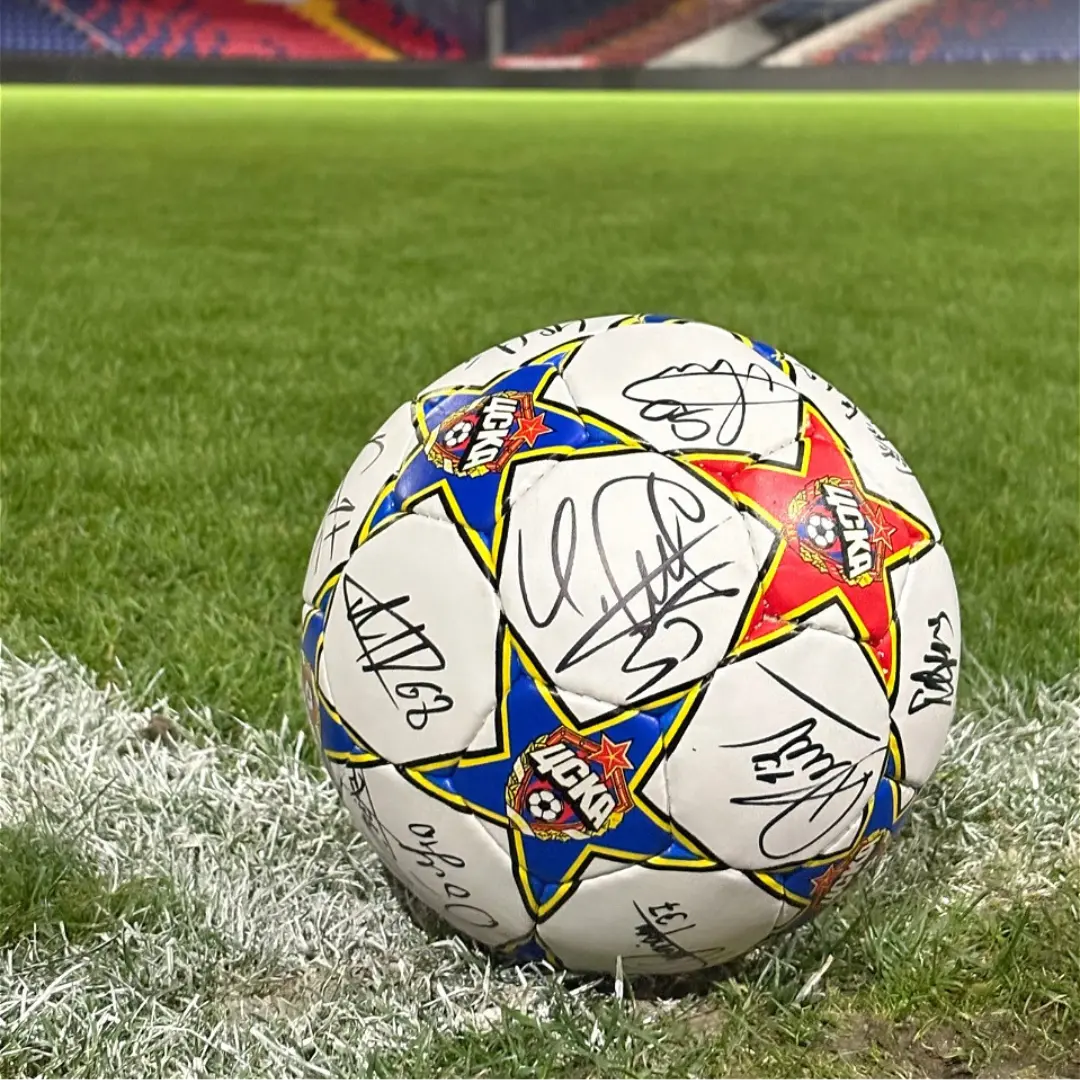 ПФК ЦСКА — мяч с автографами футболистов, сезон 2025-2026